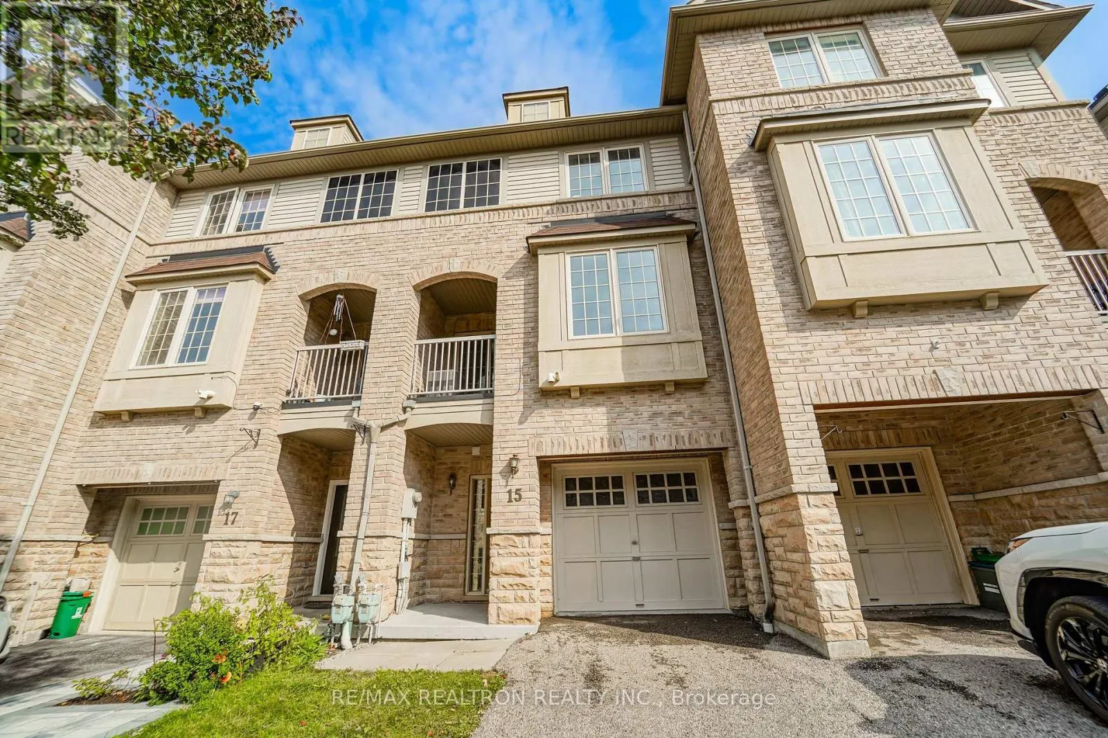15 BLUNDEN ROAD