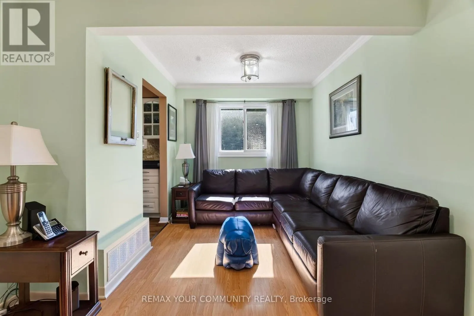 6 STANDBRIDGE COURT