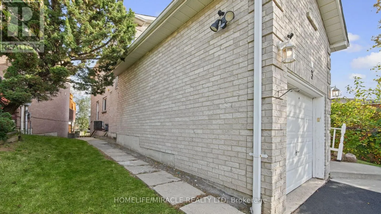 3 TRAWLEY CRESCENT