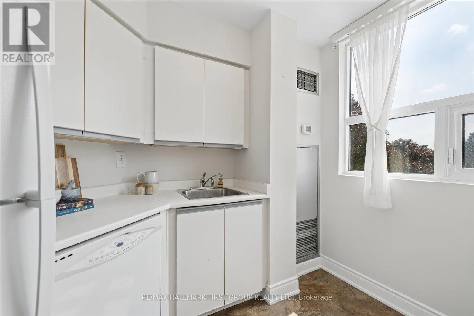 206 - 2 WESTNEY ROAD N