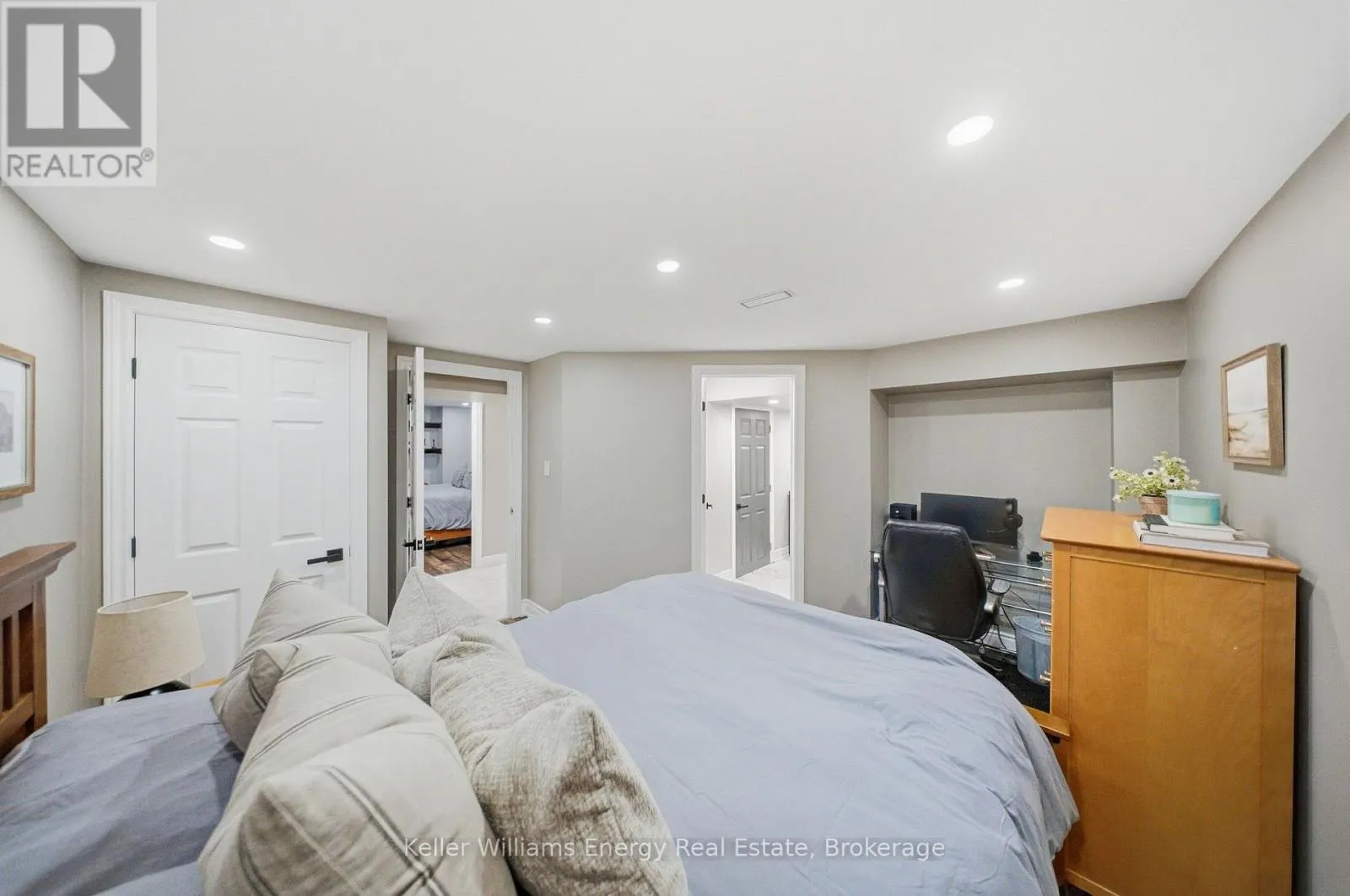 8 HOLLIMAN LANE