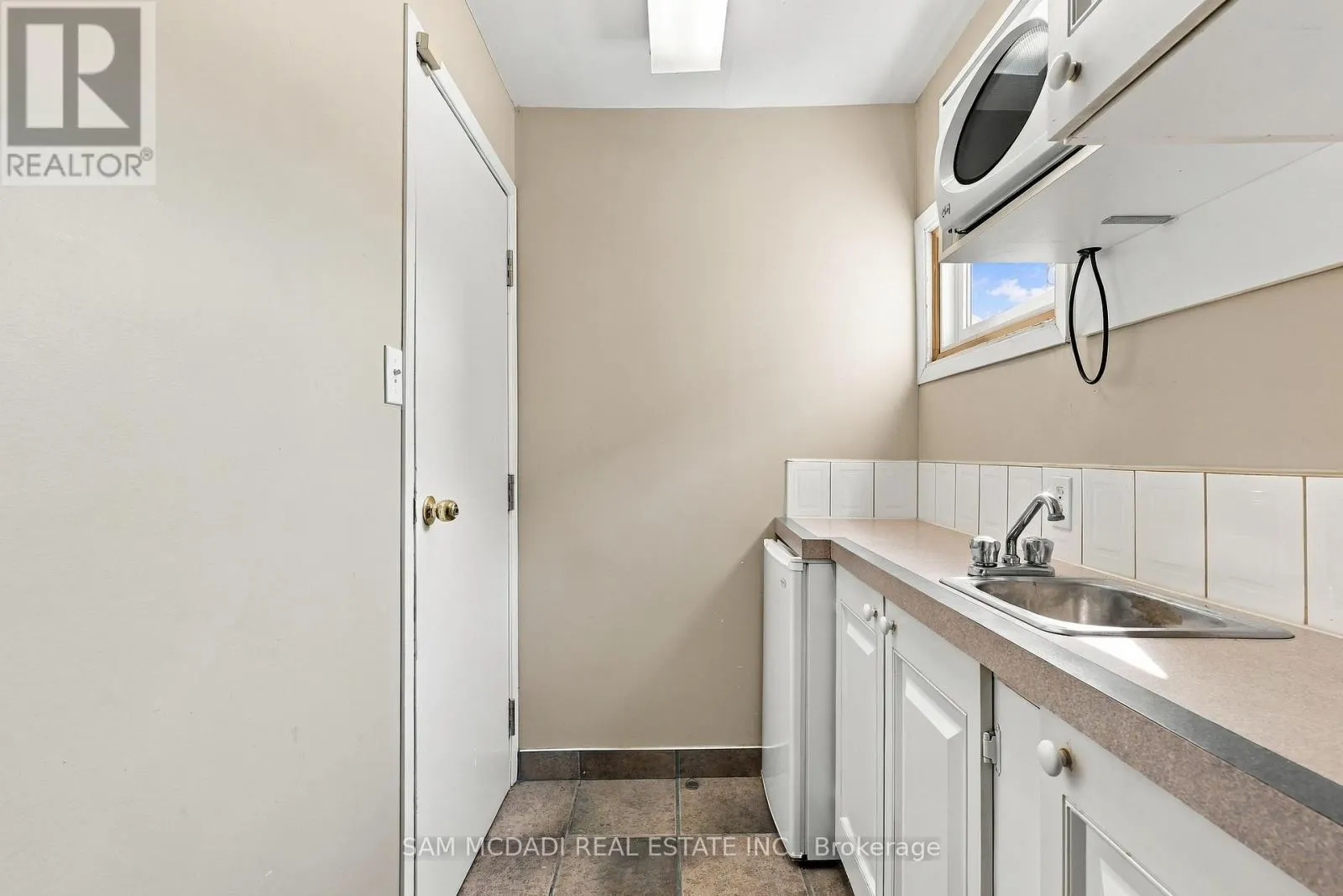 571 KINGSTON ROAD W