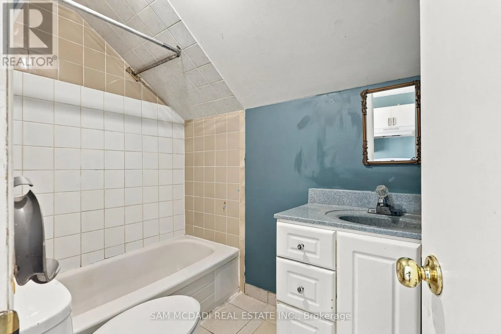 571 KINGSTON ROAD W