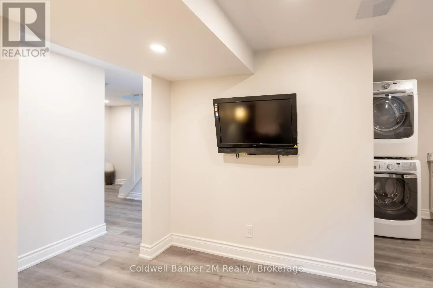 152 TAUNTON ROAD W