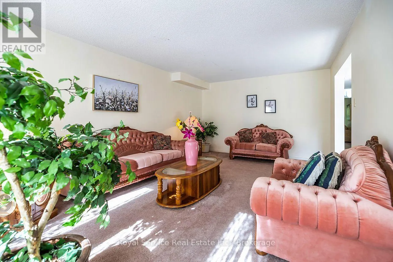 516 PALMTREE CRESCENT
