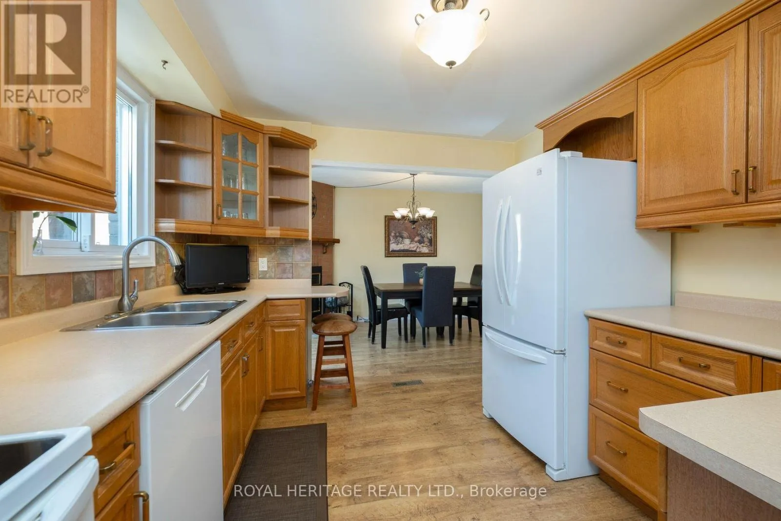 8 DAKIN DRIVE