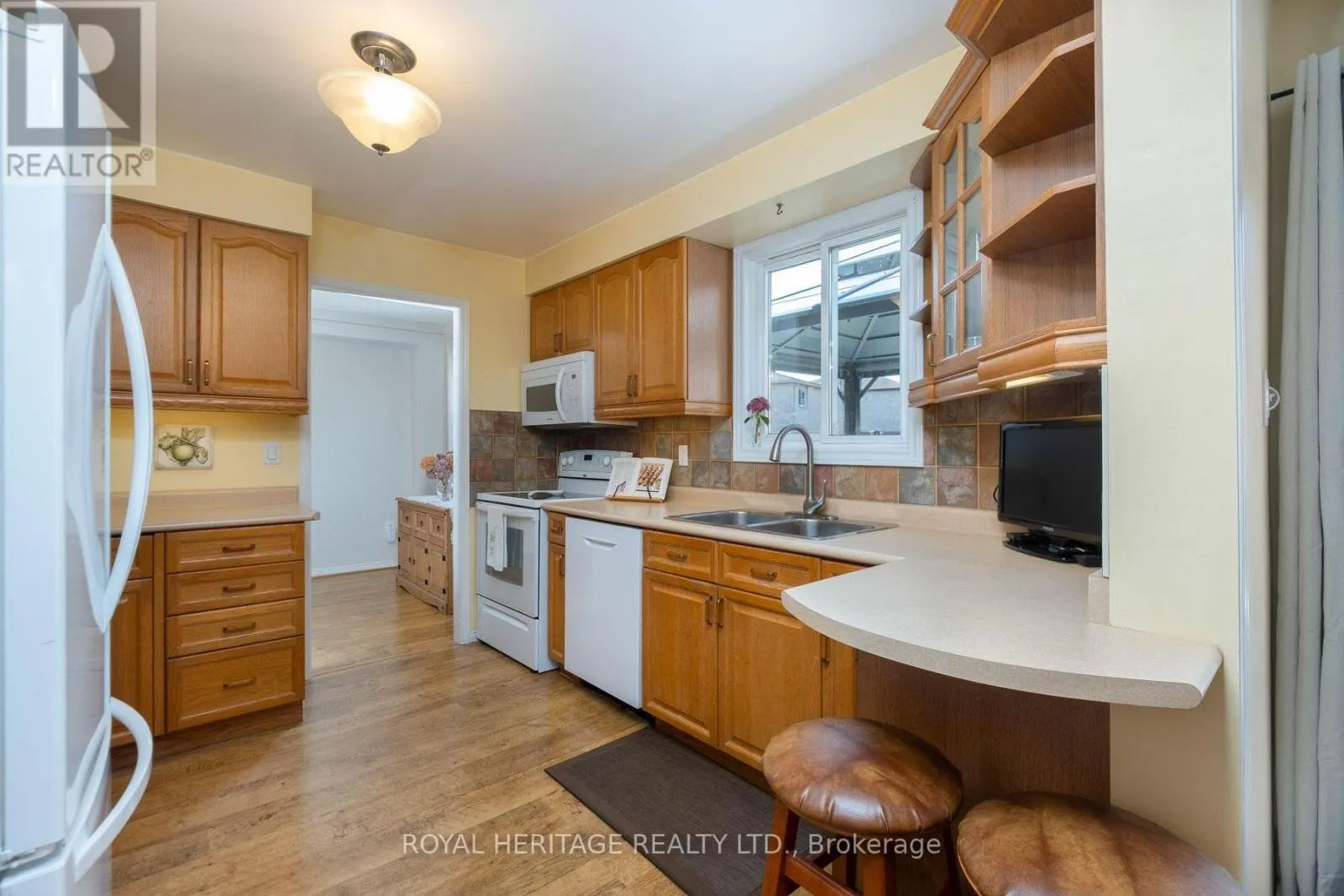 8 DAKIN DRIVE