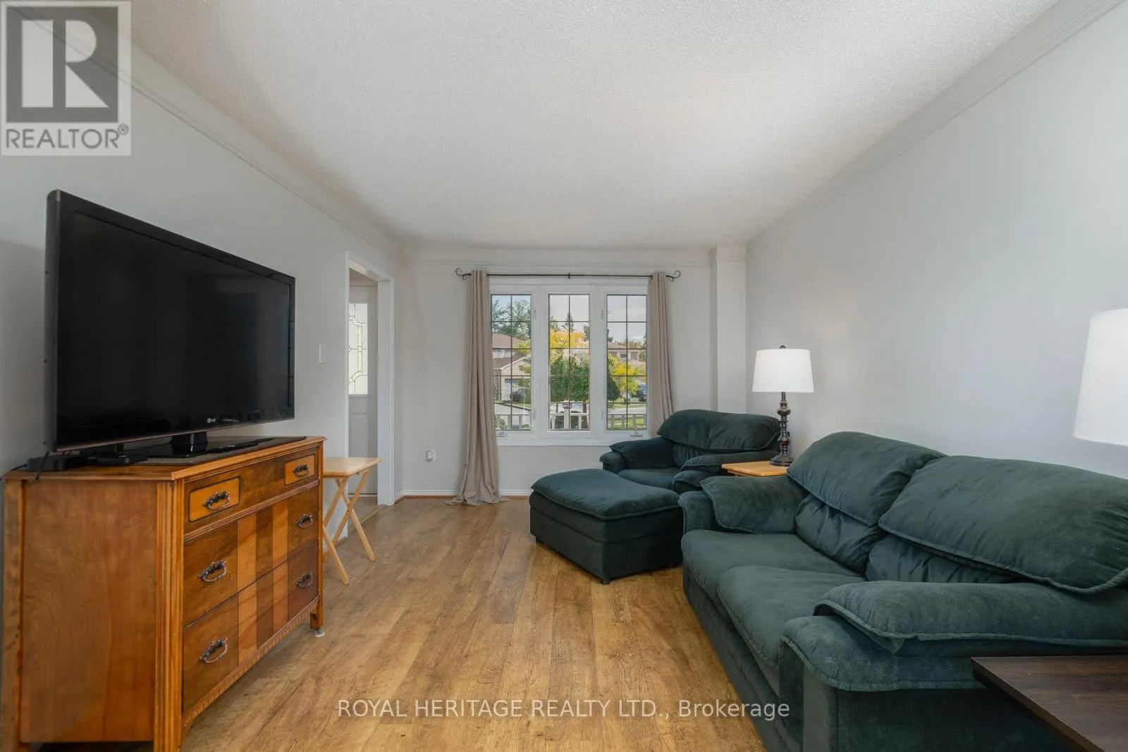 8 DAKIN DRIVE