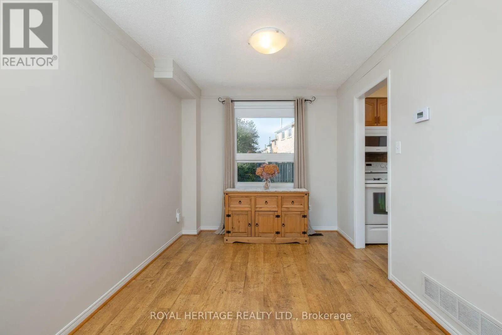 8 DAKIN DRIVE