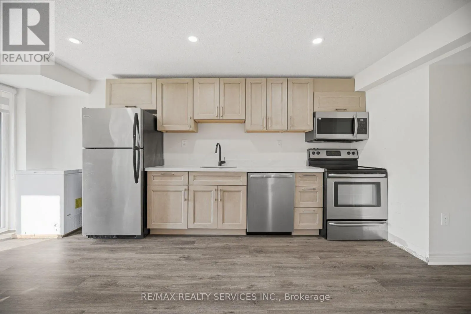 1221 JIM BREWSTER CIRCLE
