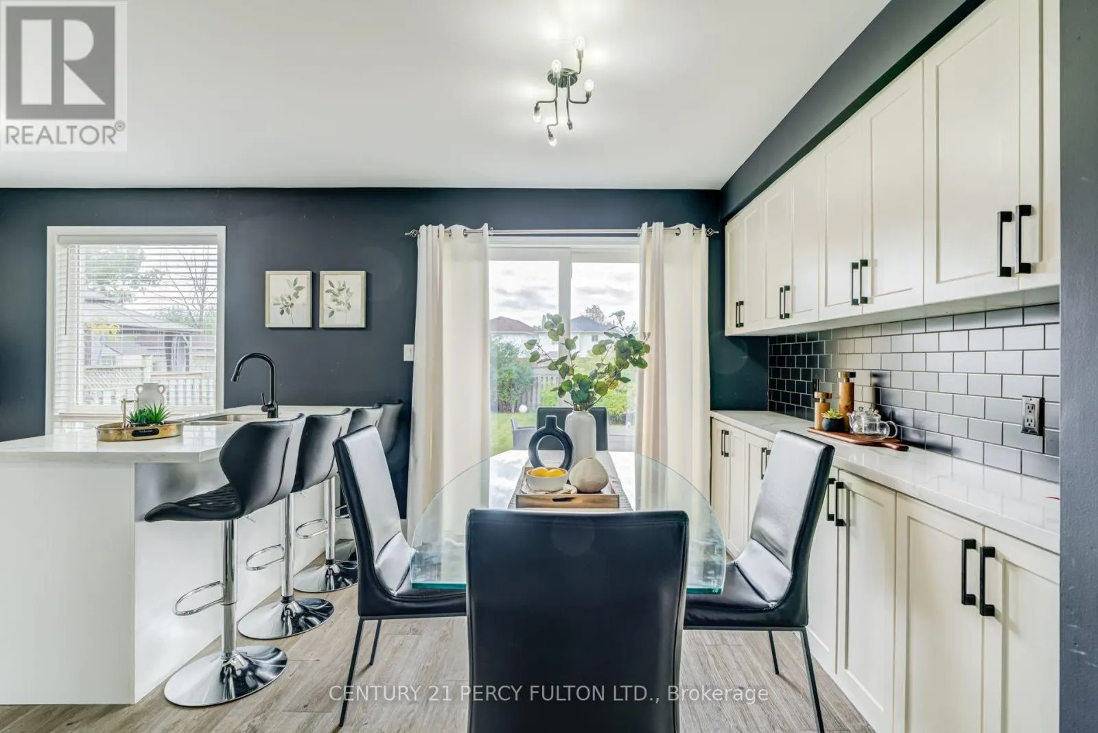 1842 DALHOUSIE CRESCENT