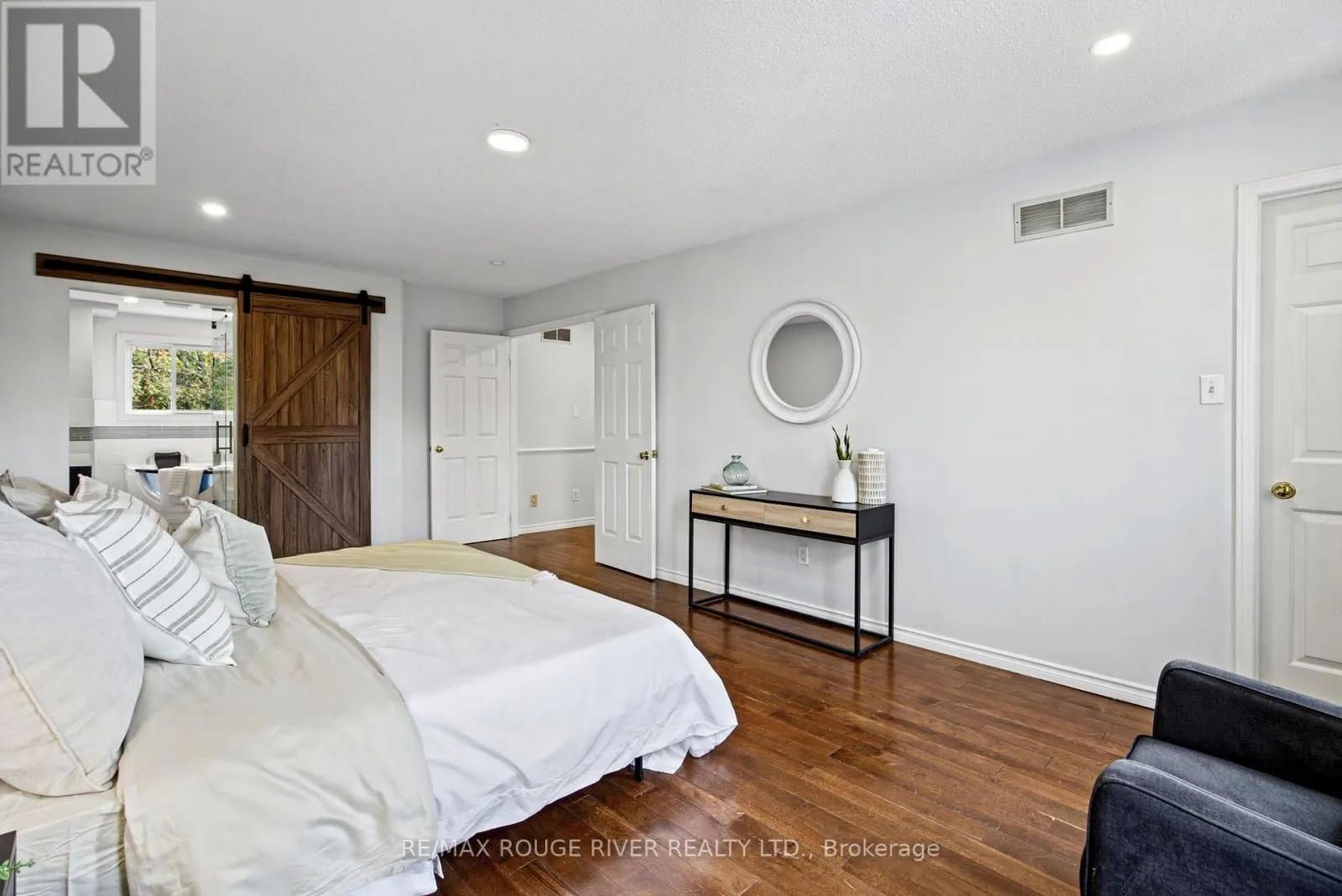 7 GREENVIEW COURT