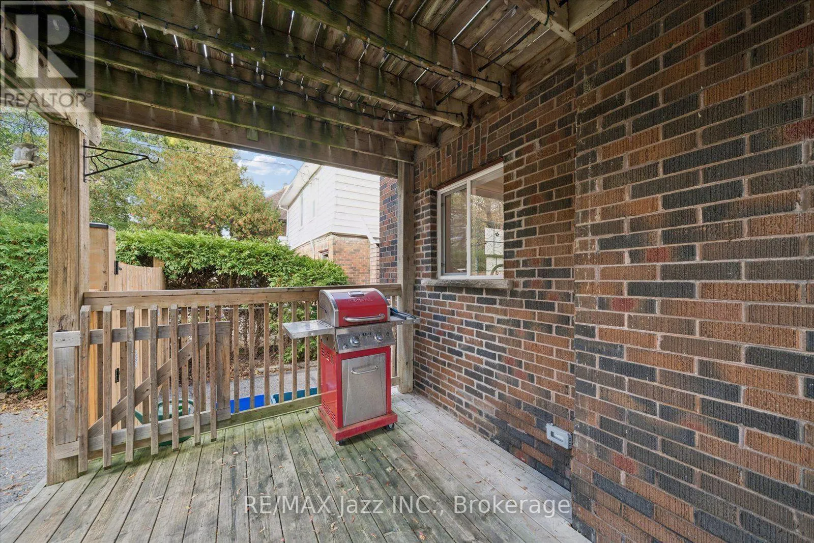 390 MARY STREET N