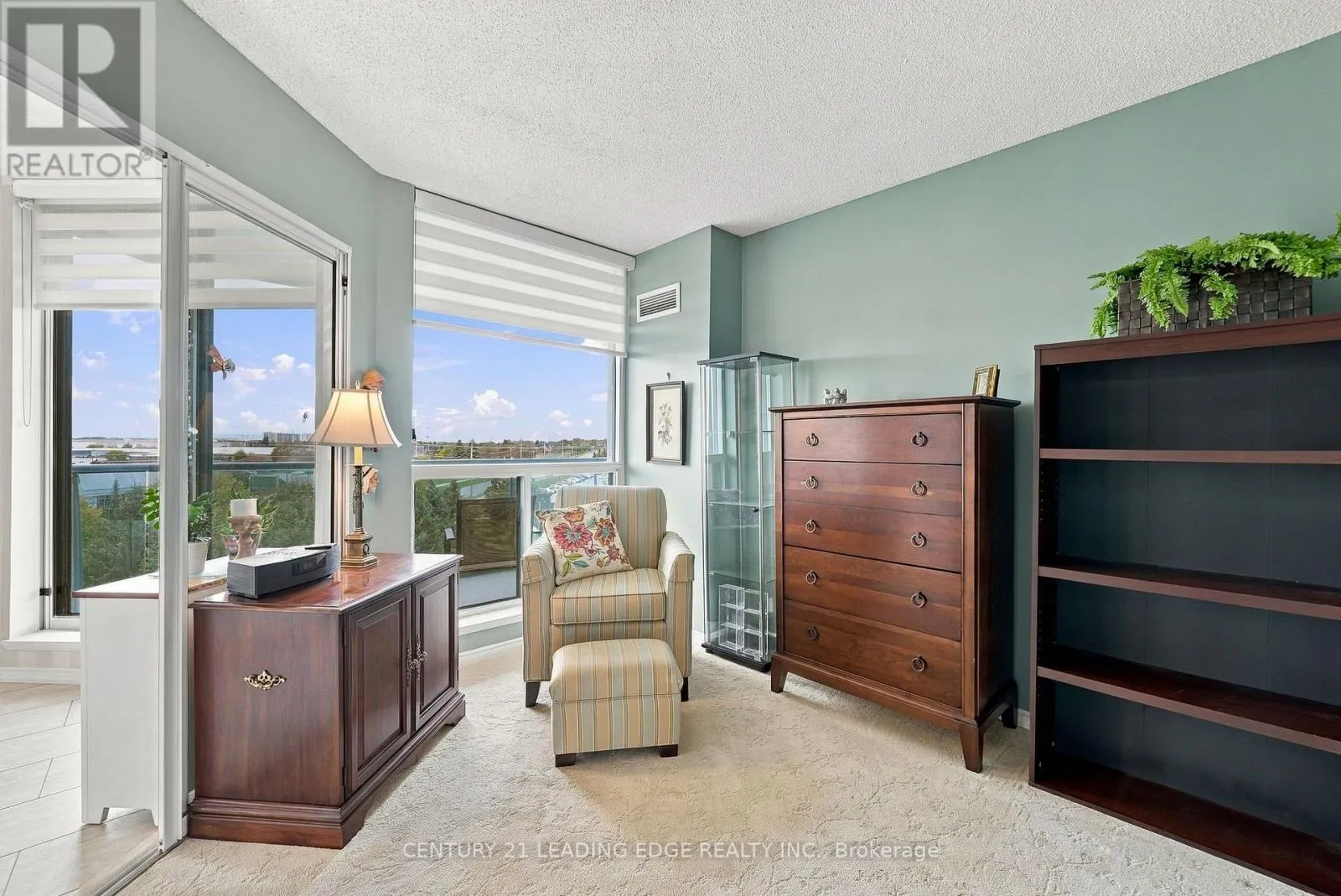 611 - 360 WATSON STREET W