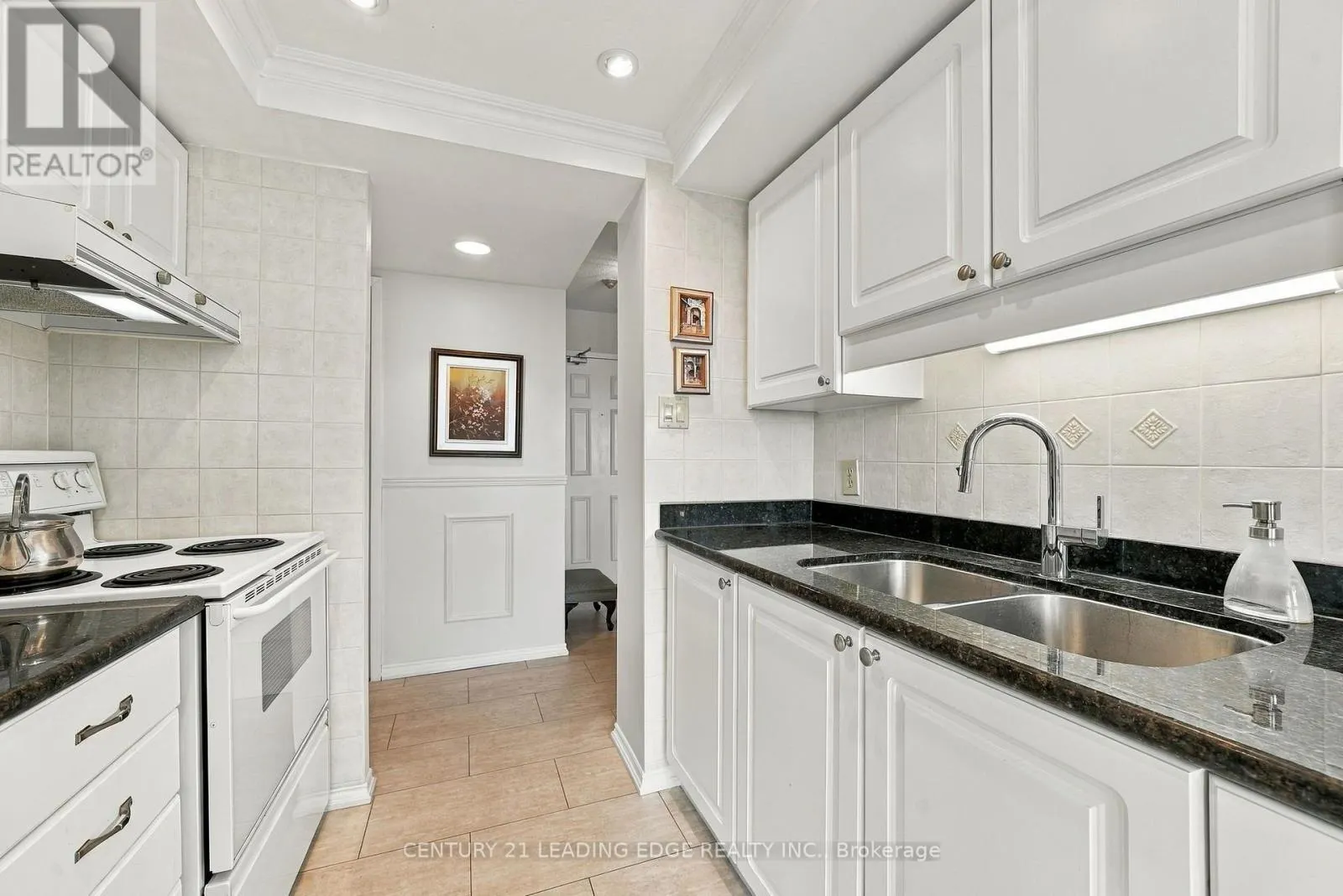 611 - 360 WATSON STREET W