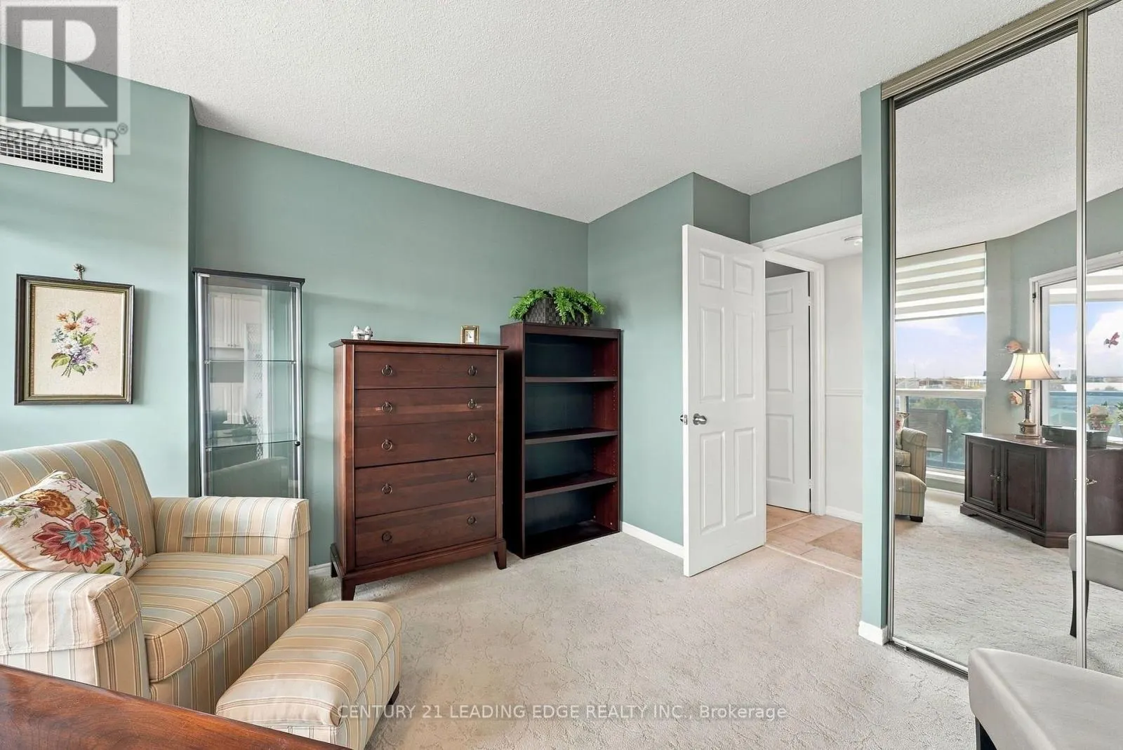 611 - 360 WATSON STREET W