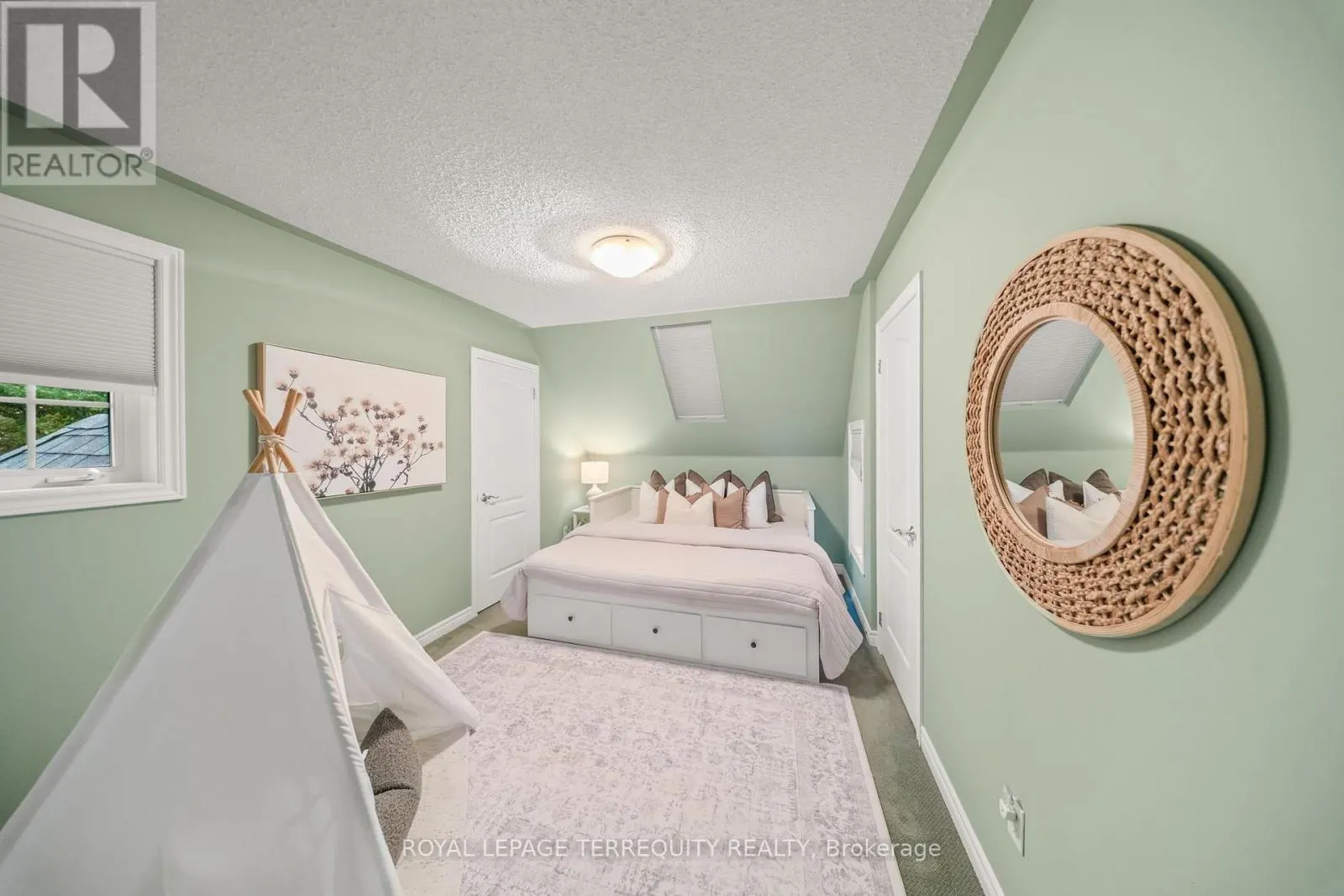 611 CAPILANO CRESCENT