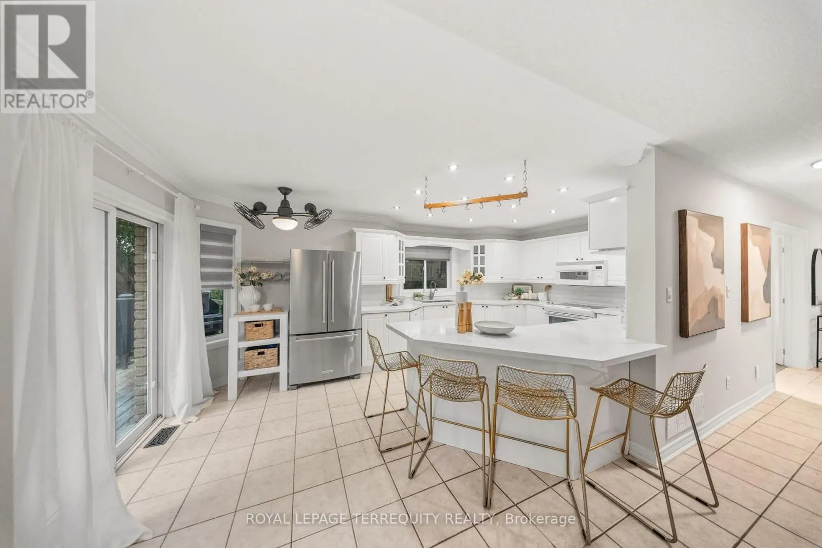 611 CAPILANO CRESCENT