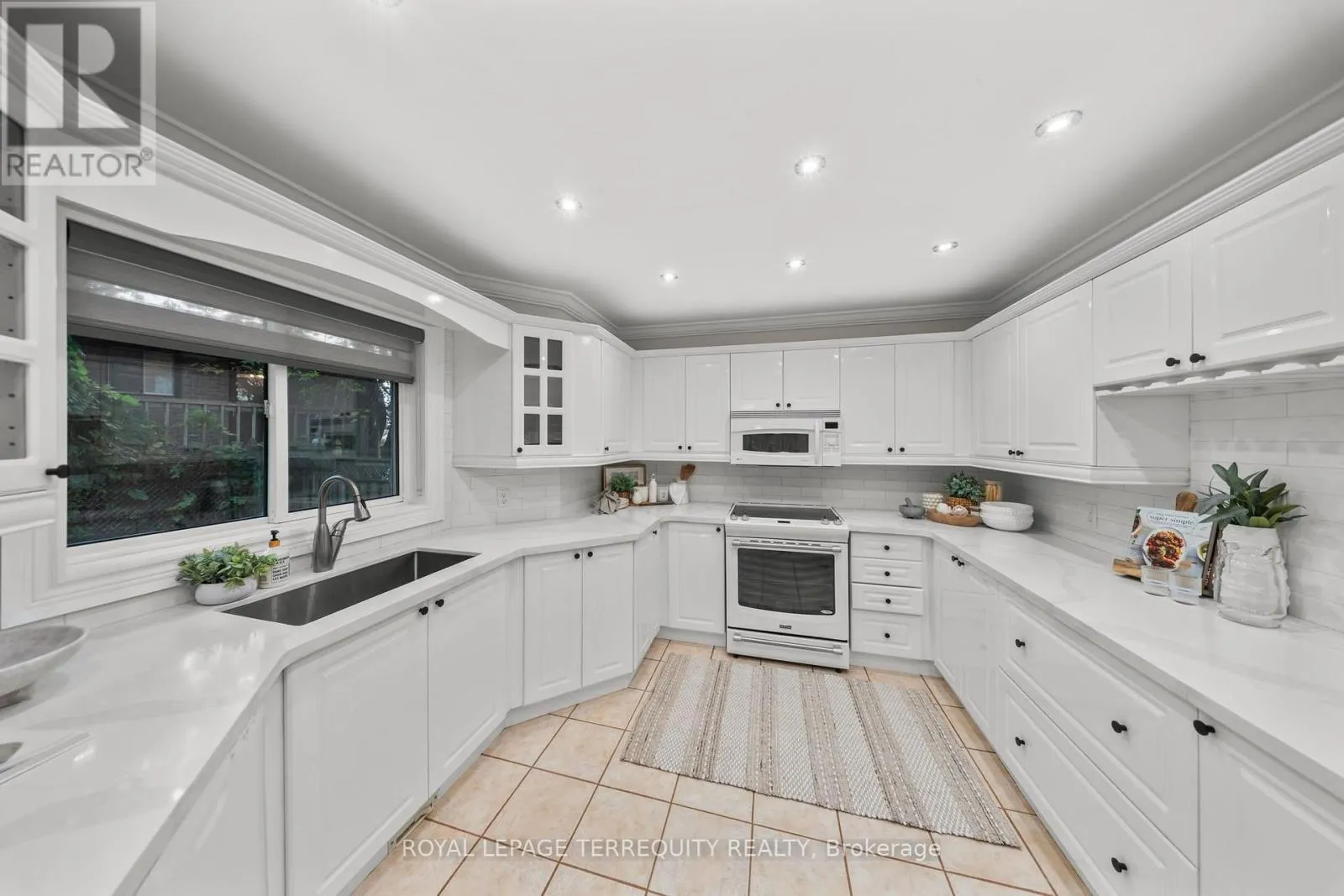 611 CAPILANO CRESCENT