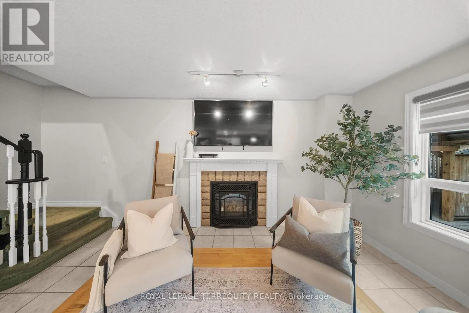 611 CAPILANO CRESCENT