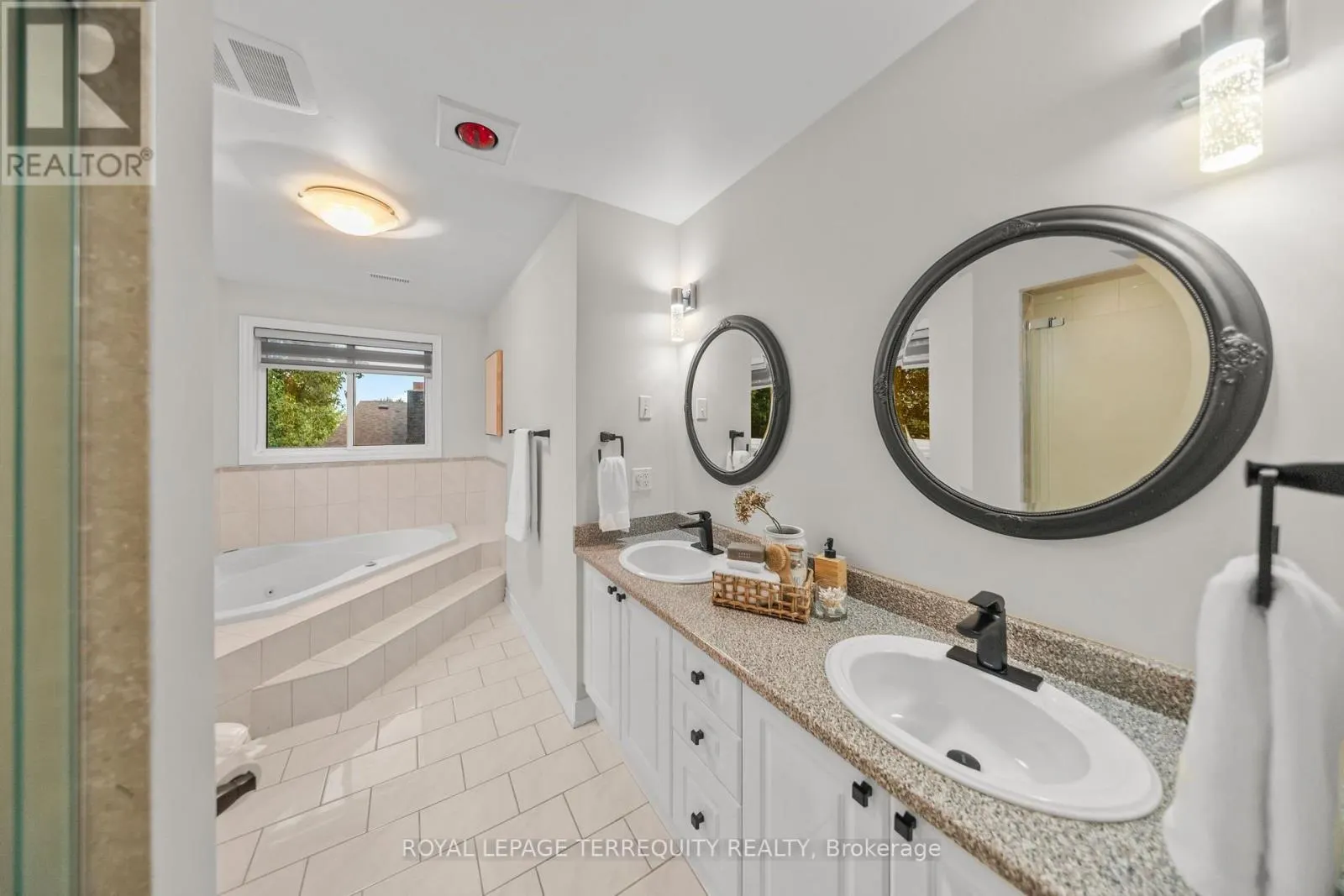 611 CAPILANO CRESCENT