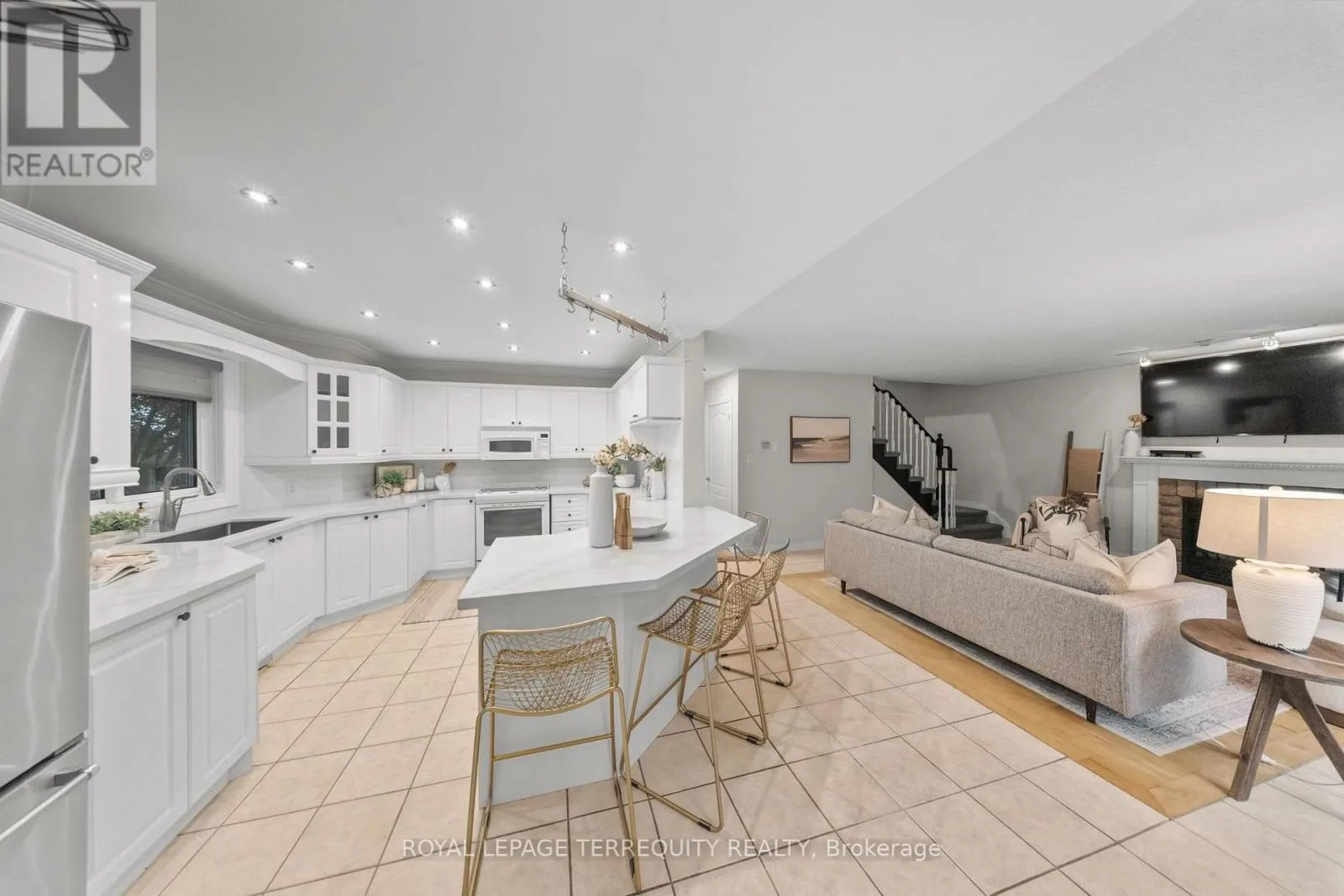 611 CAPILANO CRESCENT
