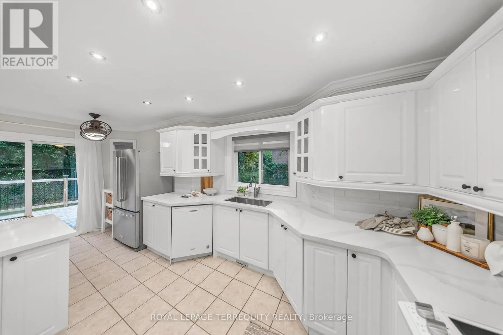 611 CAPILANO CRESCENT