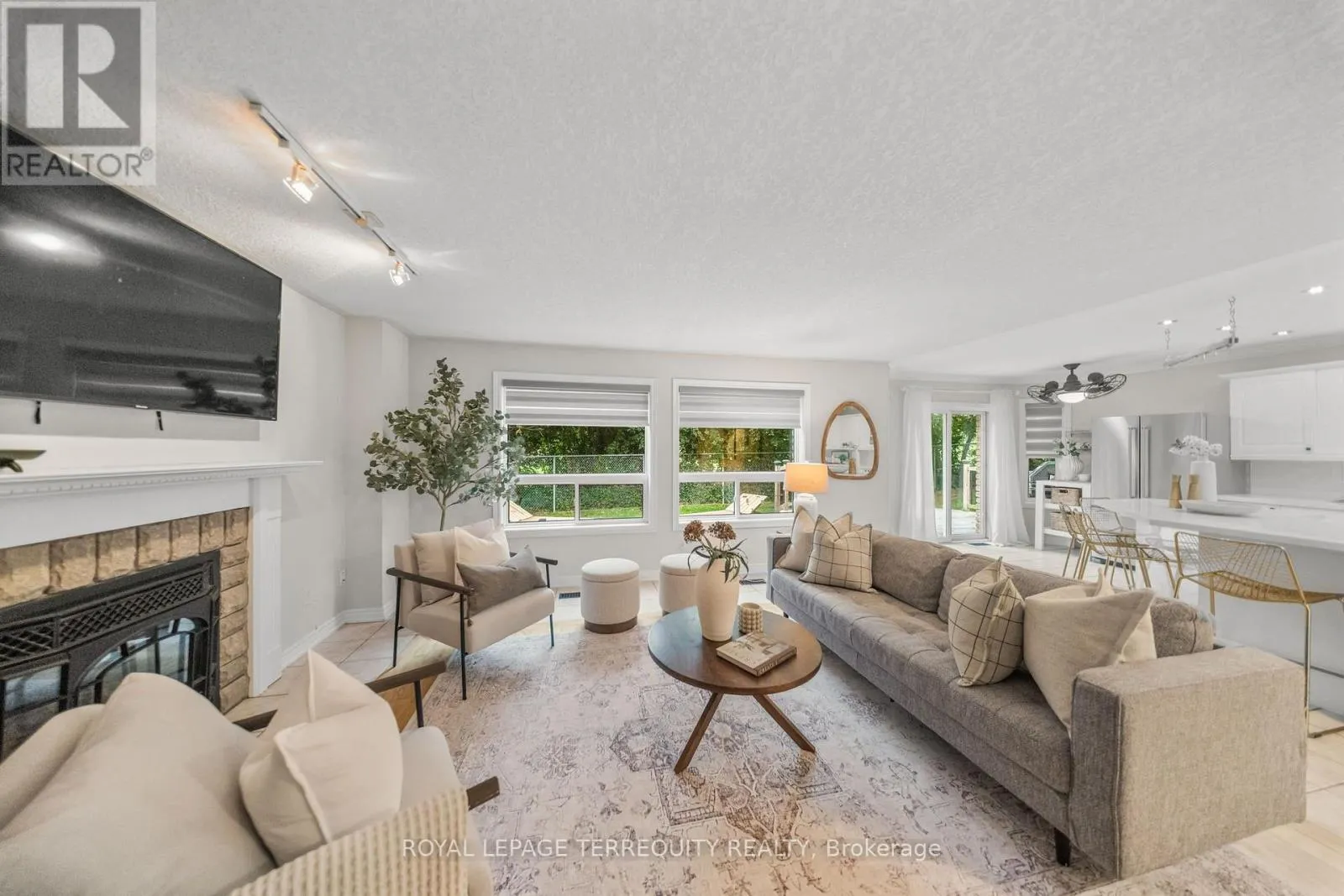 611 CAPILANO CRESCENT