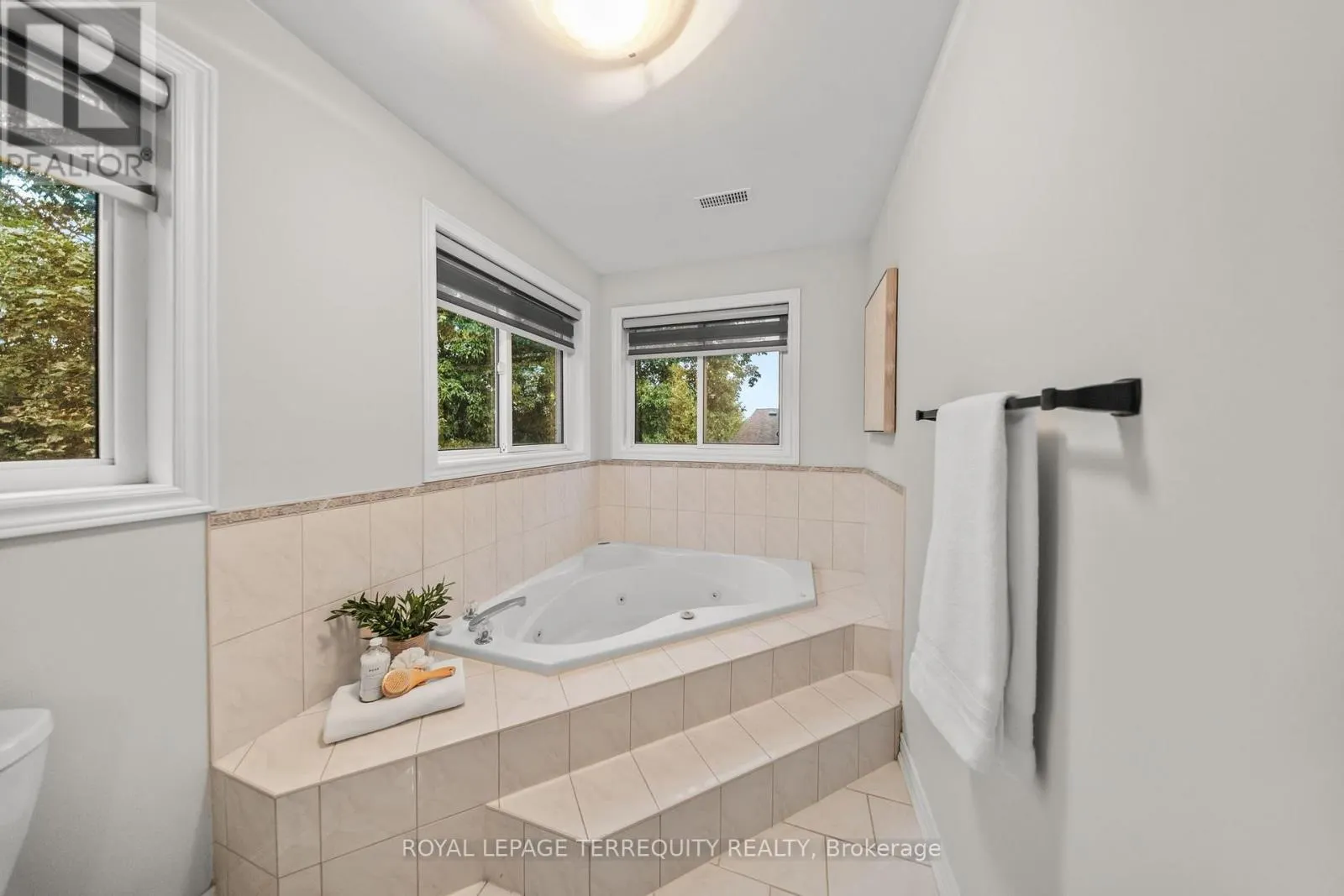 611 CAPILANO CRESCENT