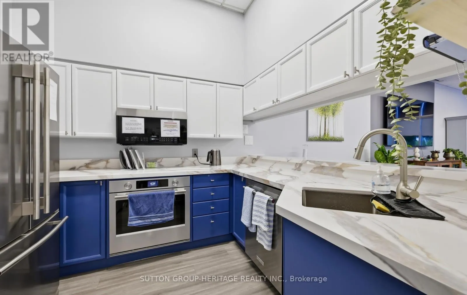 208 - 45 CUMBERLAND LANE