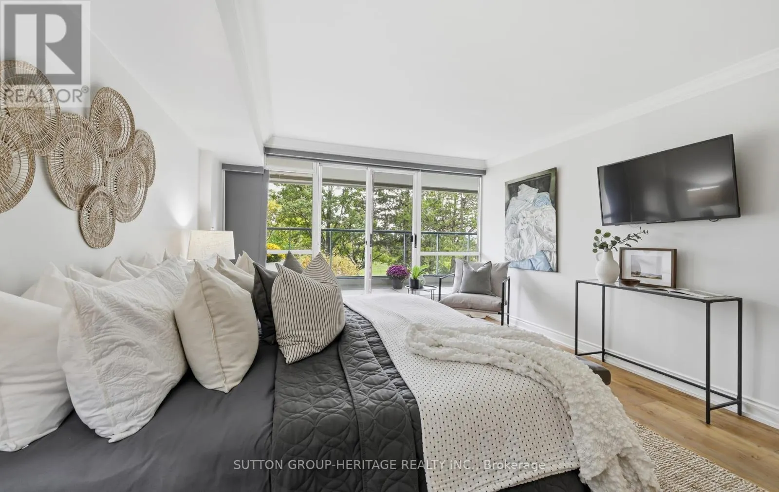 208 - 45 CUMBERLAND LANE