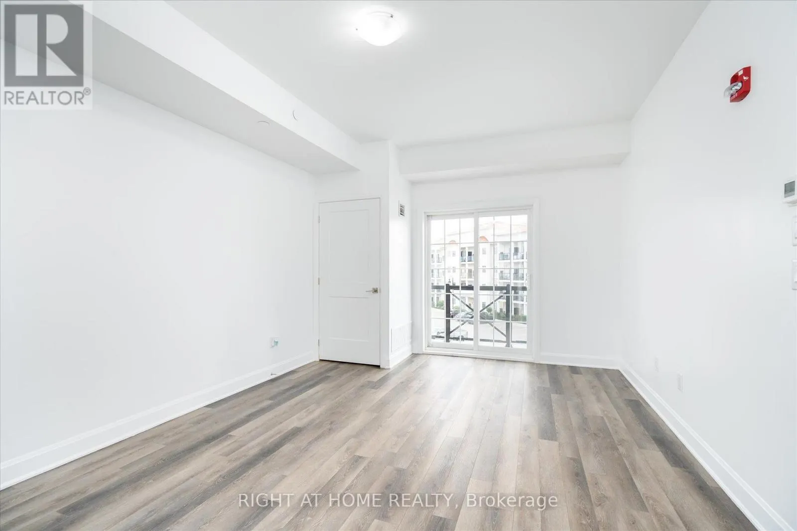 321 - 50 LAKEBREEZE DRIVE