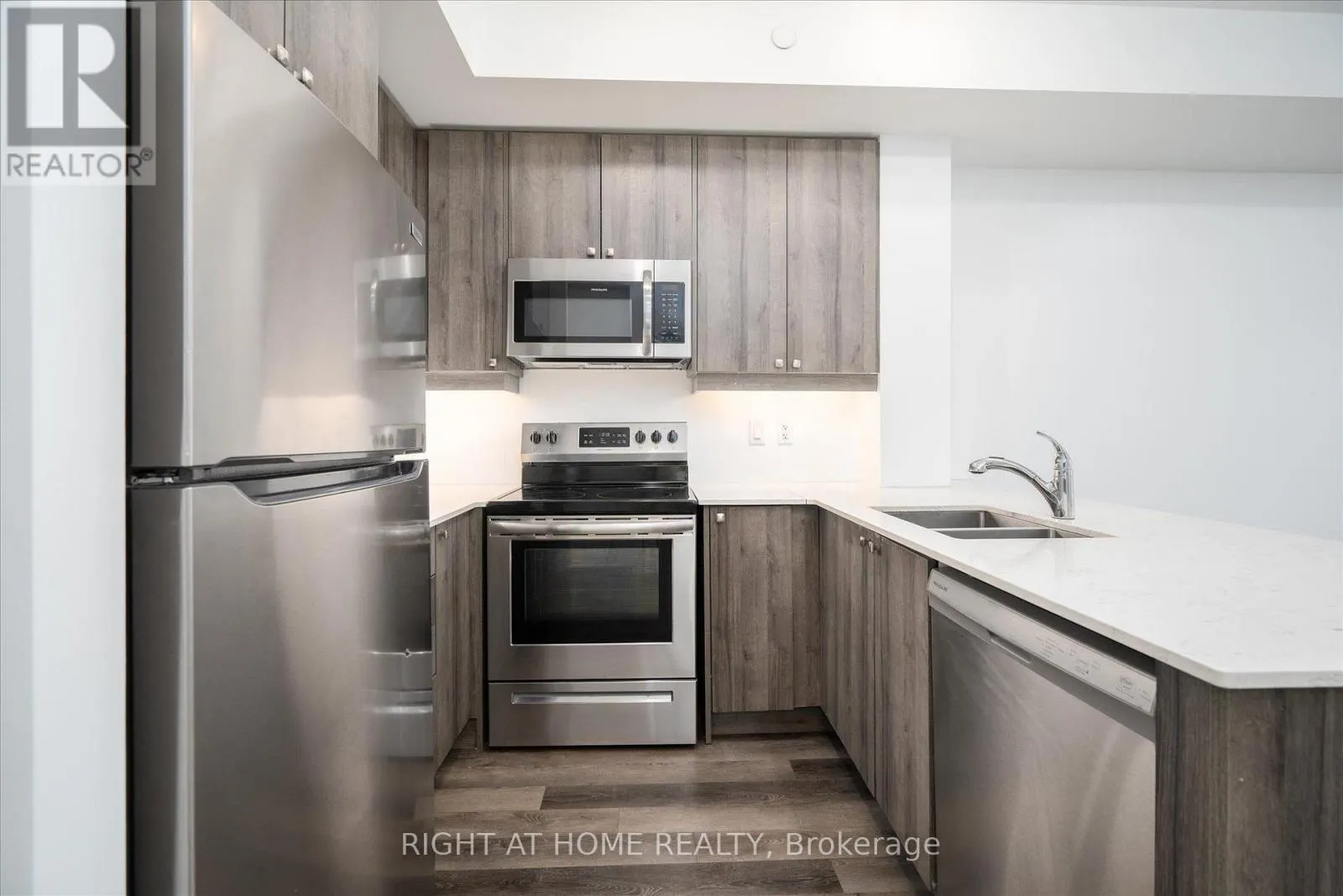 321 - 50 LAKEBREEZE DRIVE