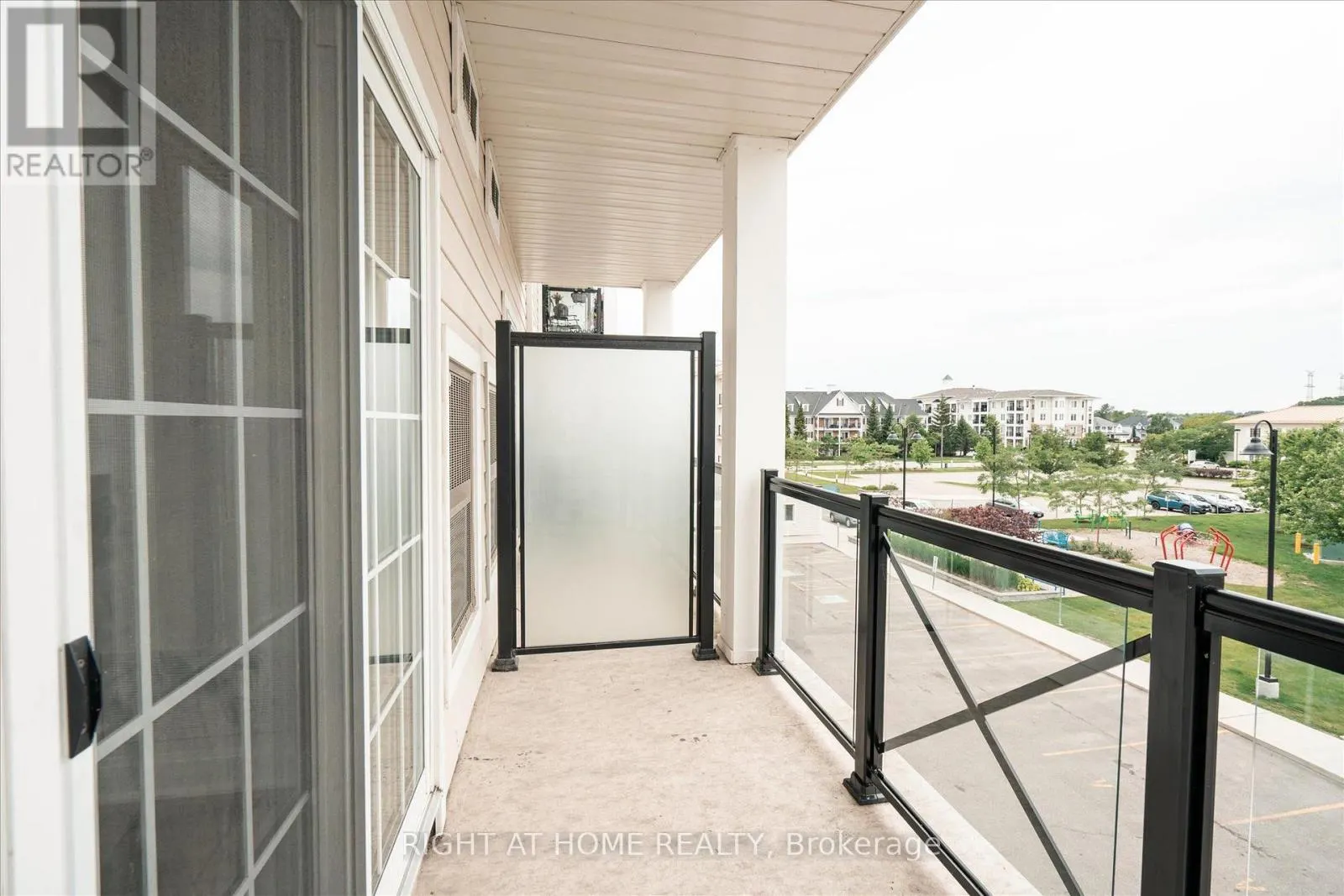 321 - 50 LAKEBREEZE DRIVE