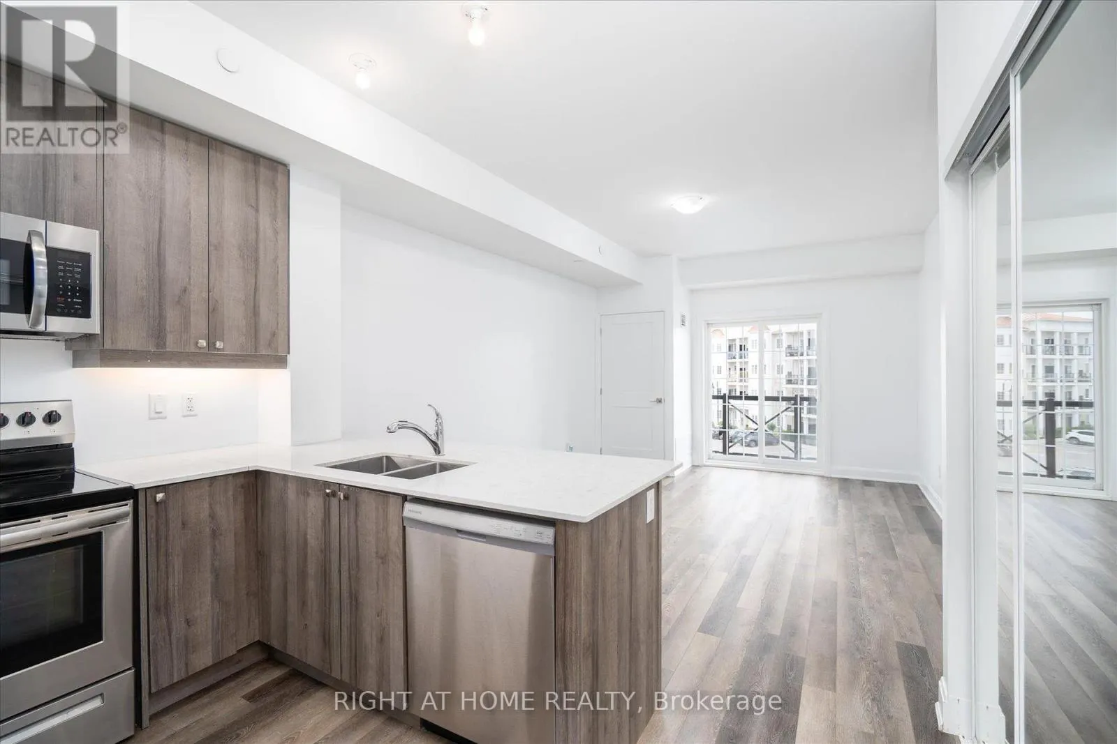 321 - 50 LAKEBREEZE DRIVE