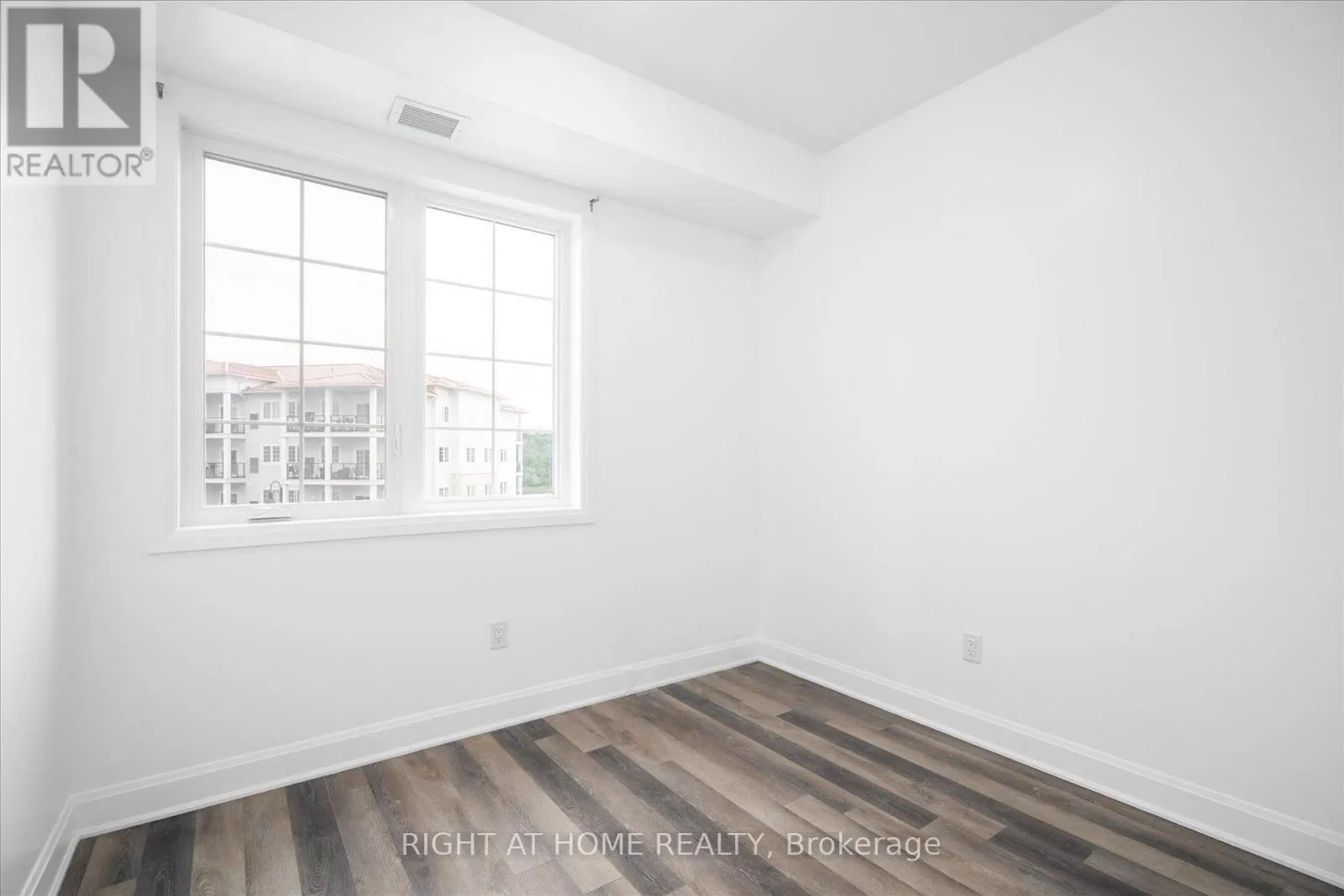 321 - 50 LAKEBREEZE DRIVE