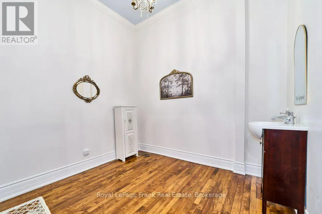 159 BROCK STREET N