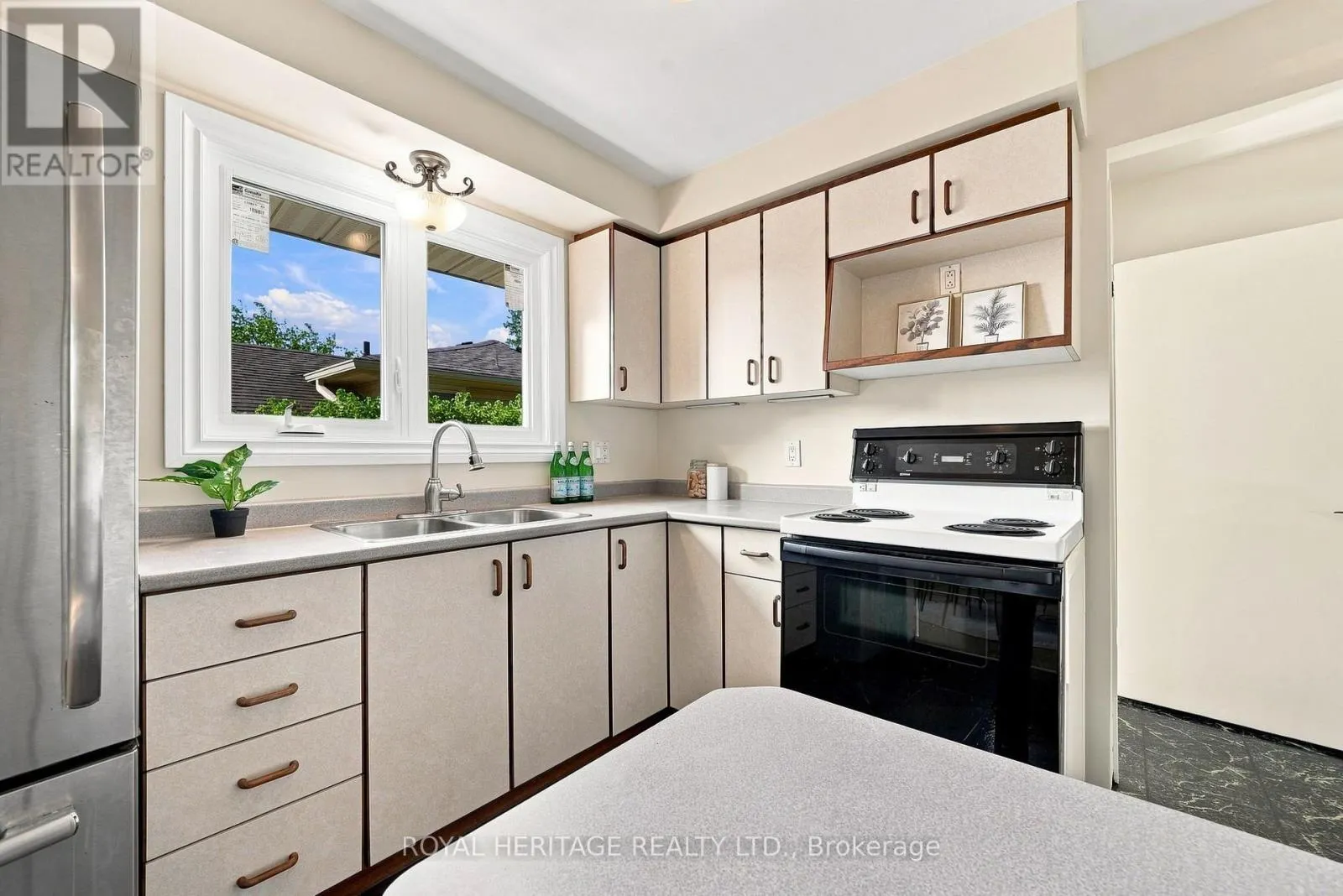 471 ROSSLAND ROAD E