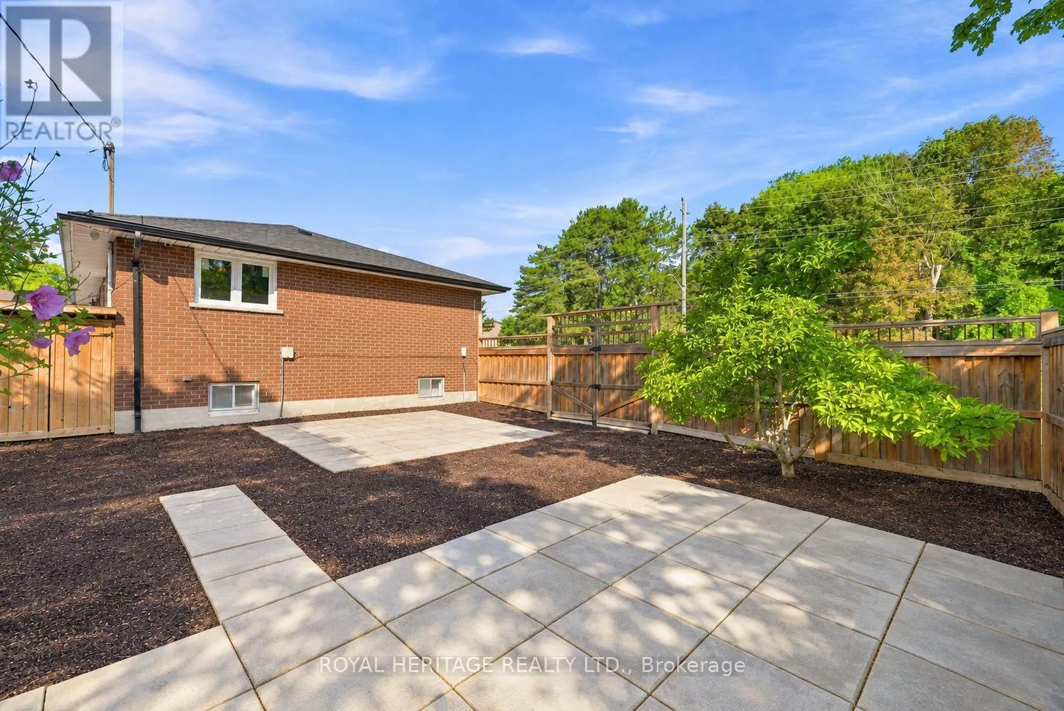 471 ROSSLAND ROAD E