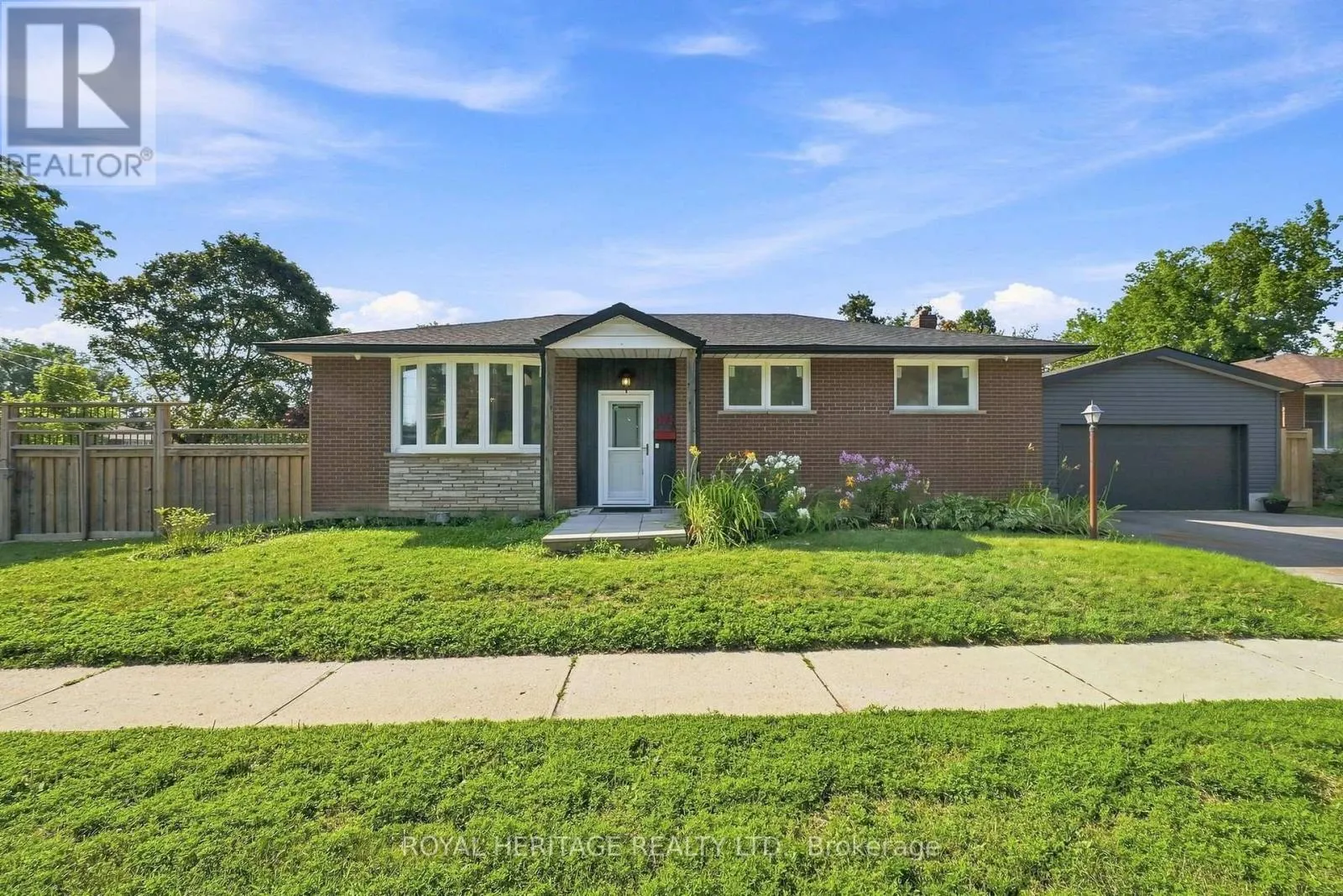 471 ROSSLAND ROAD E