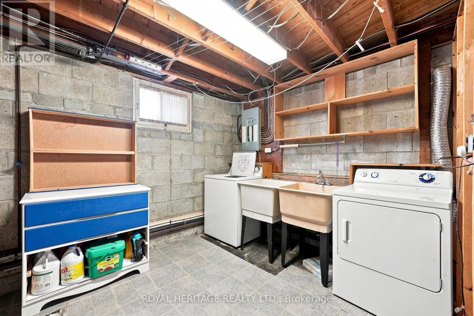 471 ROSSLAND ROAD E