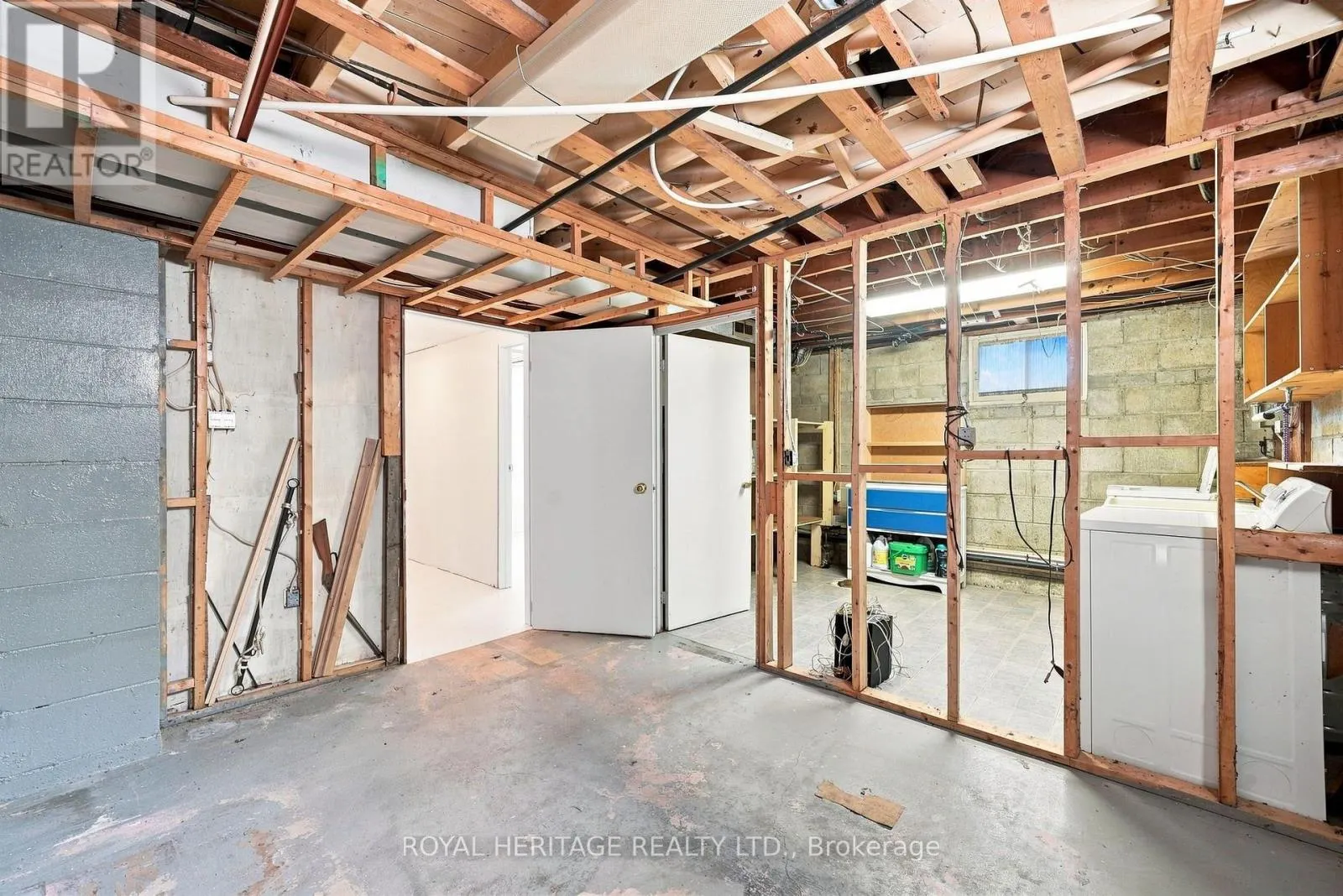 471 ROSSLAND ROAD E