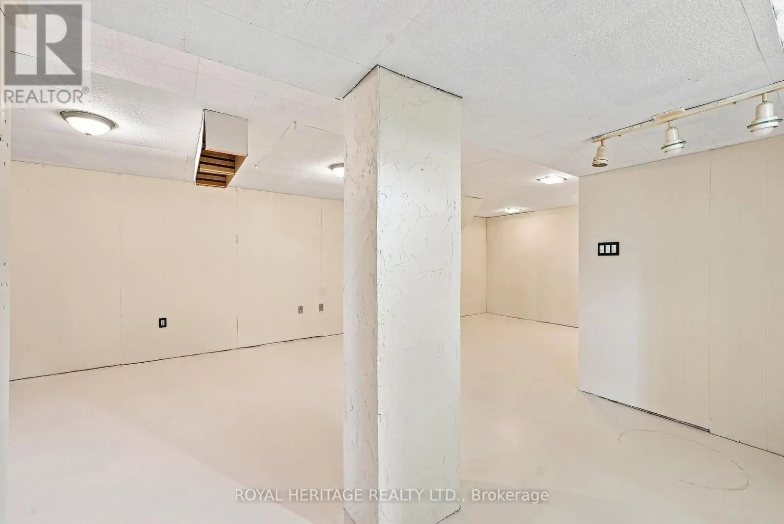 471 ROSSLAND ROAD E