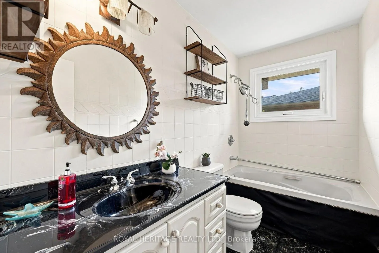 471 ROSSLAND ROAD E