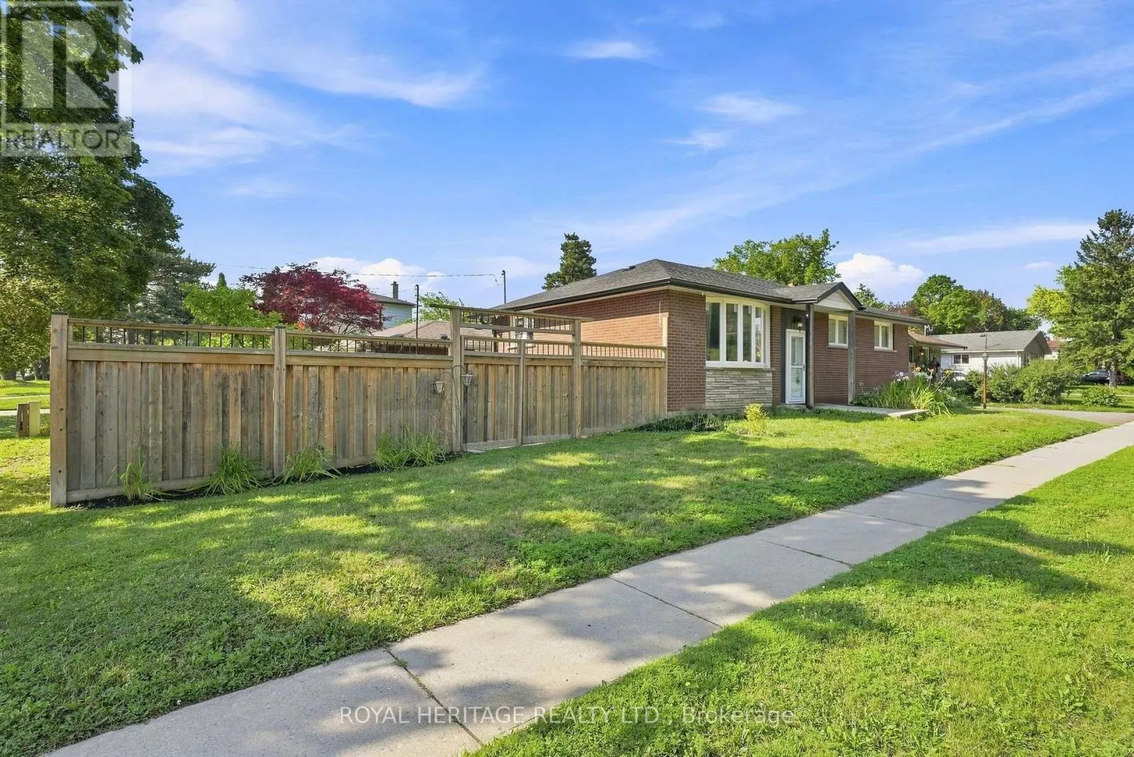 471 ROSSLAND ROAD E