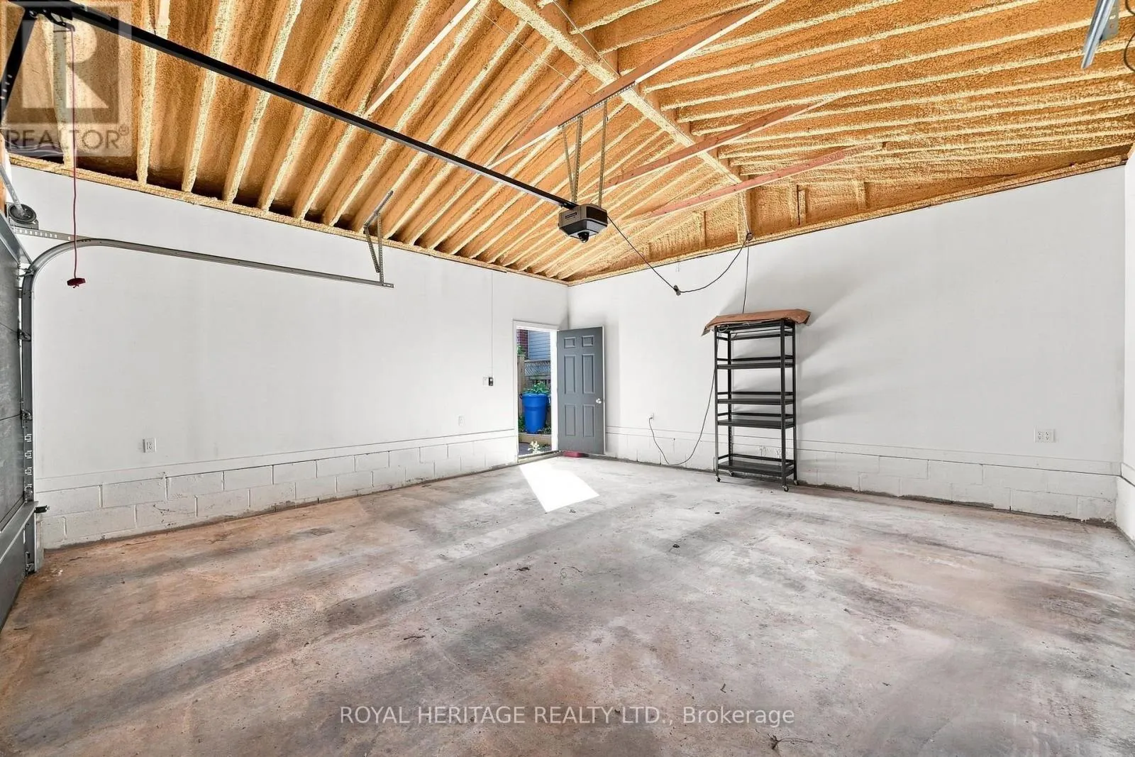 471 ROSSLAND ROAD E