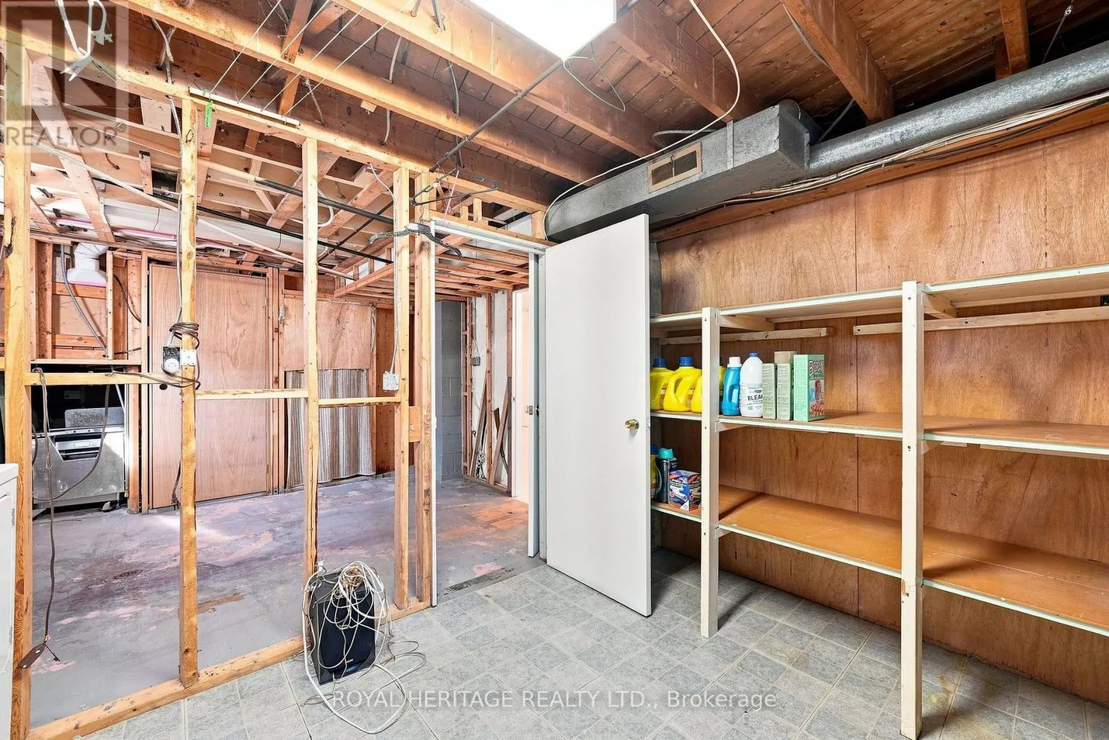 471 ROSSLAND ROAD E