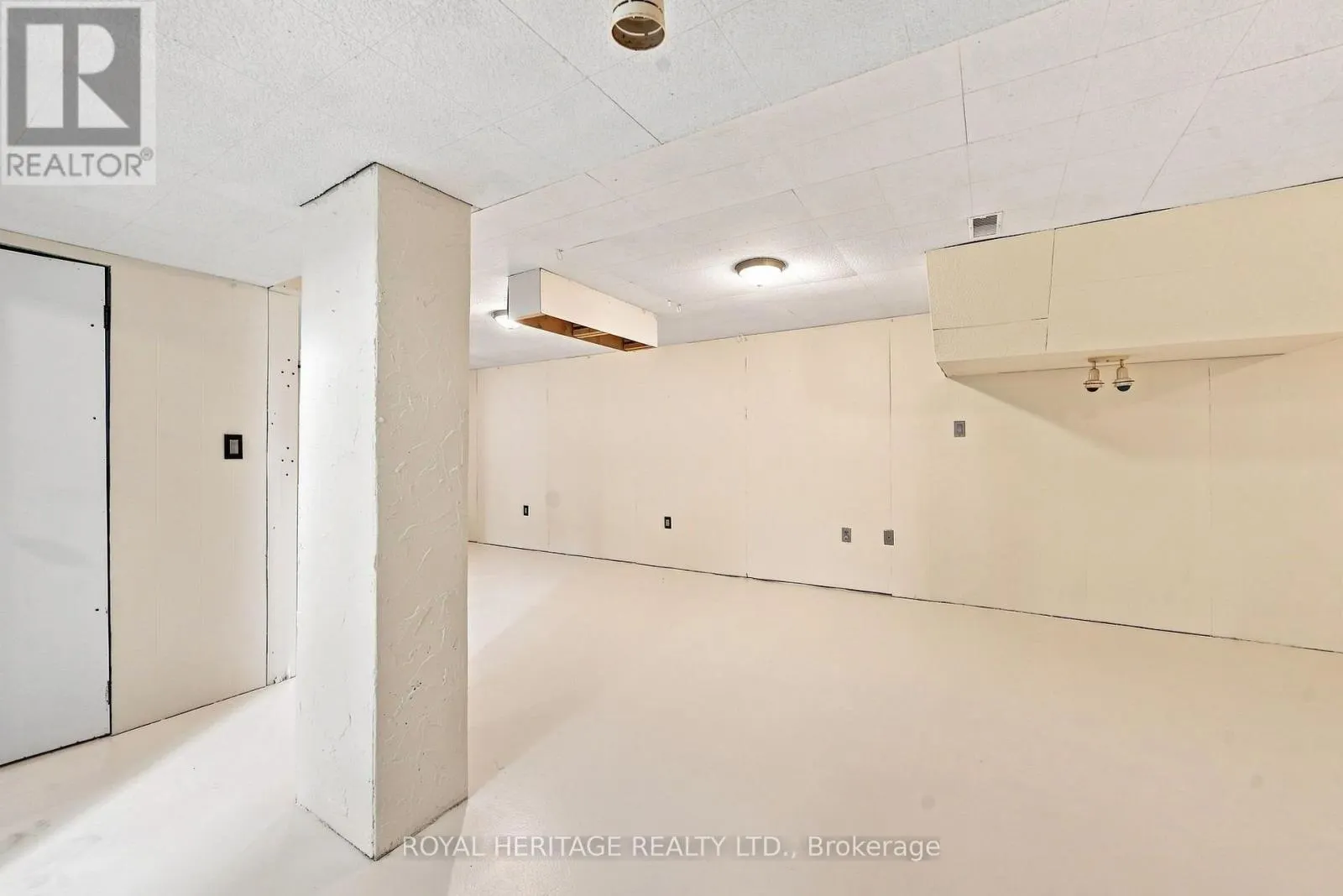 471 ROSSLAND ROAD E