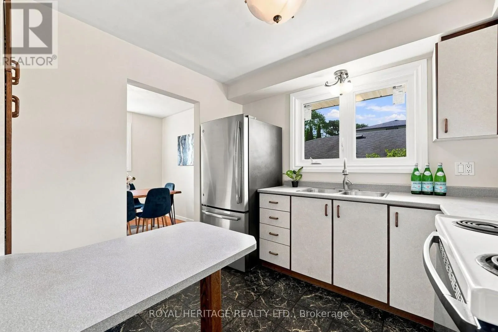 471 ROSSLAND ROAD E