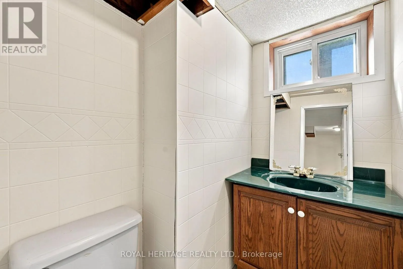 471 ROSSLAND ROAD E